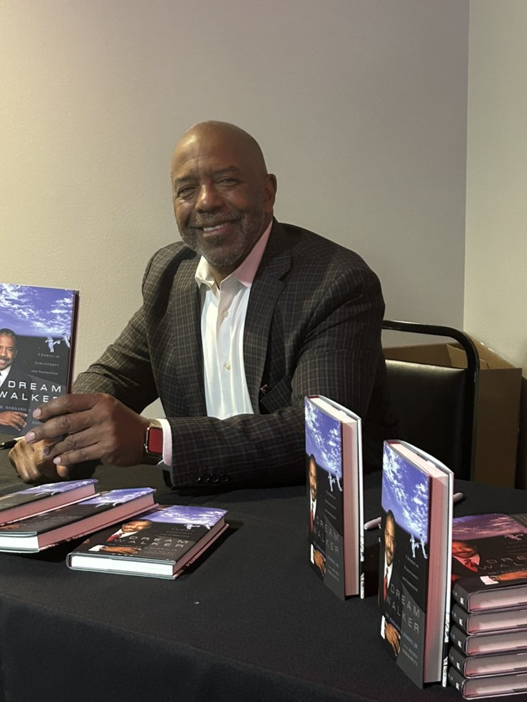 BenitezPris604's tweet photo. What a privilege to be in the same room as @bernardharrisjr 1st African American to walk in space 🚀🛰️🔭🪐🌍 
Creating inspiring and memorable moments on Earth 🌍 with @NMSI @UHteachHOUSTON #NMSINation #NMSI #tHSTEM #NTAHou https://t.co/9d39BrW1W2