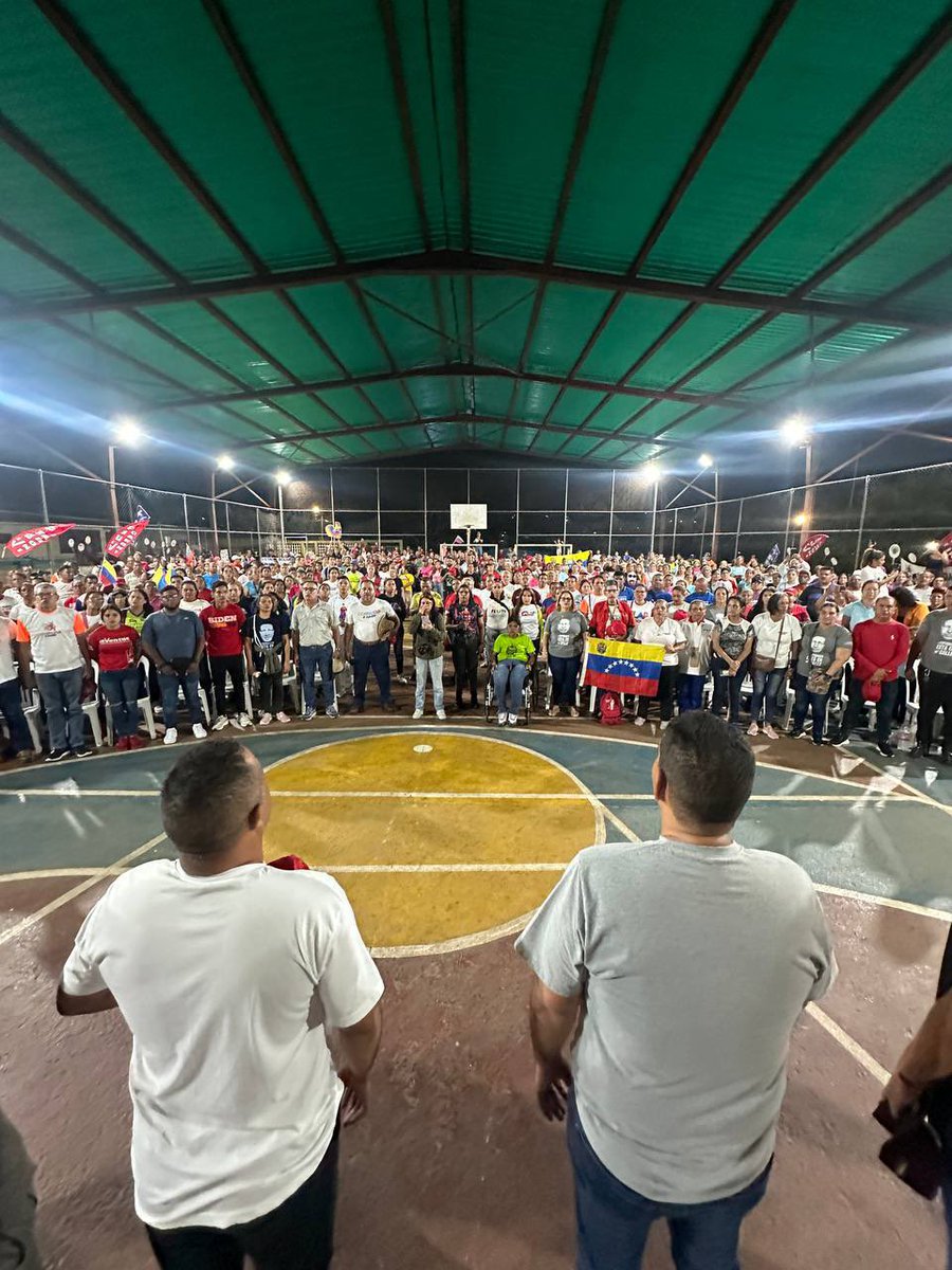¡En comuna es la cosa! En la asamblea de hoy en 11 de Abril, recibimos la visita Ministro Comunas, Ángel Prado, reafirmaron que el poder de hacer gobierno está en manos de este pueblo organizado, de este pueblo guerrero que sabe cómo salir adelante como nos lo enseñó Chávez y lo