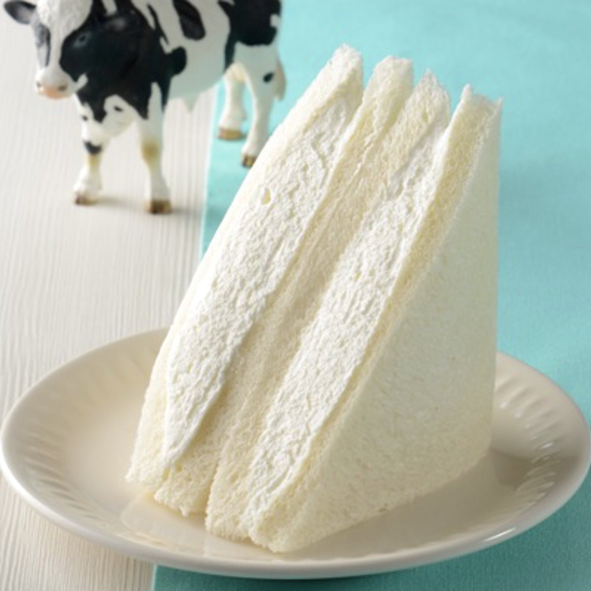 rekishichosadan's tweet photo. 2024年7月2日（火）より、ローソンが「MILK監修 練乳重ねクリームサンド（365円）」を新発売します。
生クリーム専門店とのコラボ商品、北海道産生クリーム使用のホイップを楽しむスイーツサンドイッチです。
https://t.co/qwRTOcG68R https://t.co/eXCs3pJnEh