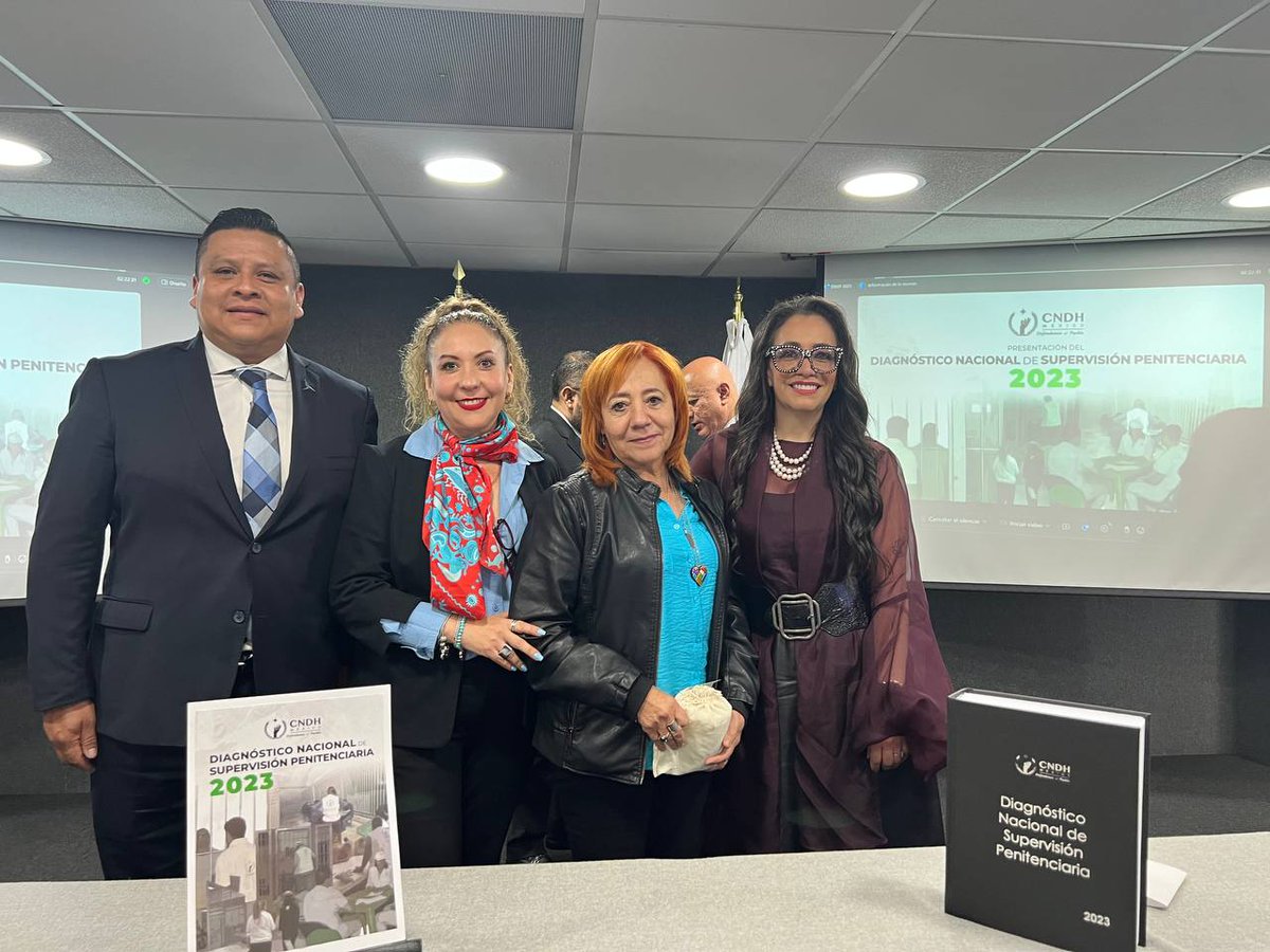 JaquelineColi18's tweet photo. Liderazgo inspirador  @Glopers1, normatividad armonizada con la legislación nacional e internacional, capacitación continua con perspectiva de género, enfoque interseccional y de DDHH,  la @cespq_qro obtiene por sexto año consecutivo el primer lugar nacional en el #DNSP #CNDH 🥇 https://t.co/X5IqiXwysz