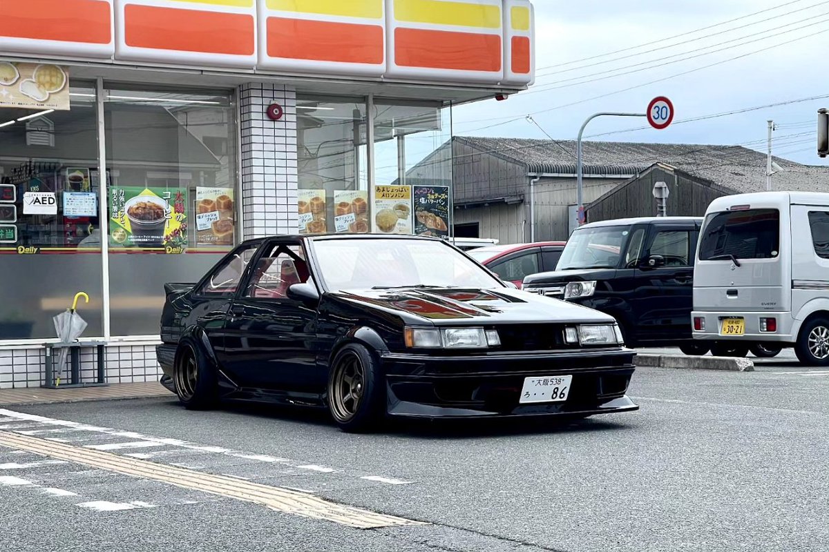 slpery86's tweet photo. お久しぶりです。
ついにグッドラインのボンネット買いました。
#AE86 #ハチロク #GOODLINE #WIDAN https://t.co/XnySj0OvoO