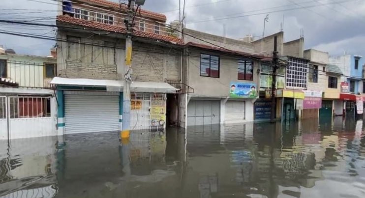 roberto_toga's tweet photo. Lamentables imágenes de #Ecatepec , urge desazolvar lo más pronto posible por qué las lluvias continuarán #EcatepecBajoElAgua #PlazaAragon #RinconadaDeAragon @Edomex https://t.co/QrK4Rkq1sa