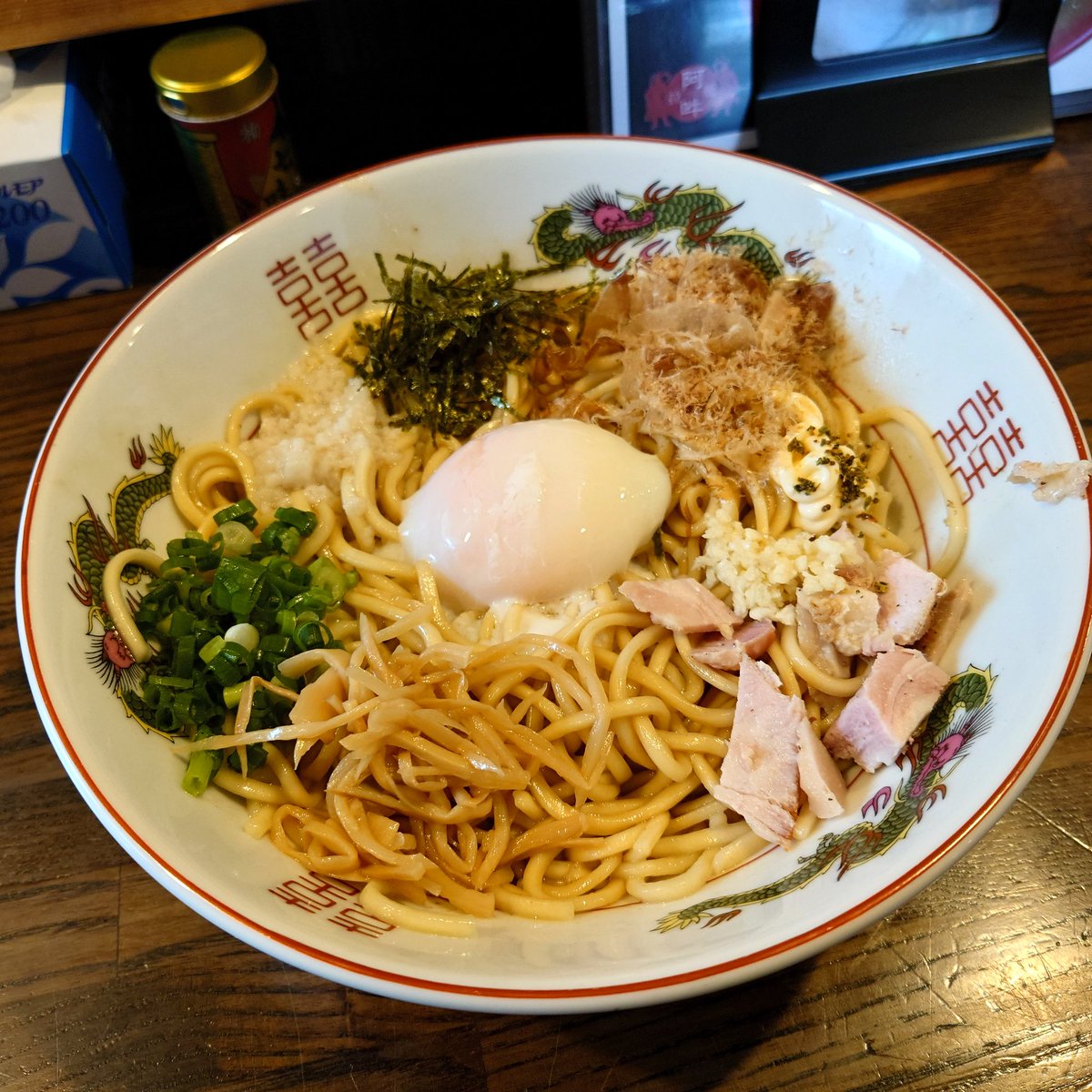 拉麺  阿吽　@長野市
まぜ拉麺　300g

初めての時はニンニク入れなかったので
今回はin😋

もち姫のモッチリ太麺に
背脂ニンニクにマヨなど
ジャンク具材も絡めつつ
ズバズバ啜ります😆うまー

後半は卓上の七味で味変も😋

一見ジャンクながら
やっぱり麺を喰らう１杯ですねー🤩

400でもイケたな🤭