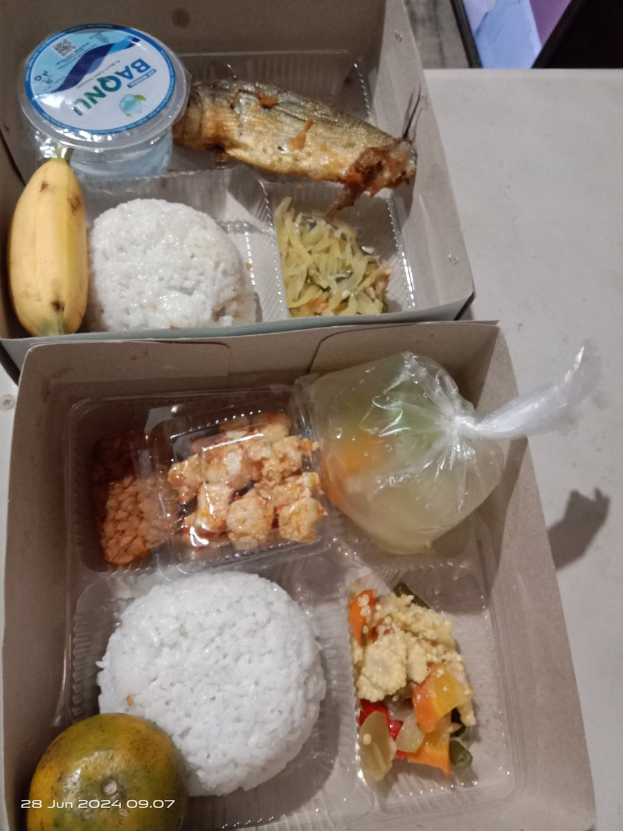 Jatah sarapan+mkn siang lansia,,, 
Hrs di syukuri kt simbah,kdng dimaem kalau suka,kalau ndak y buat mpus sm ayam😁