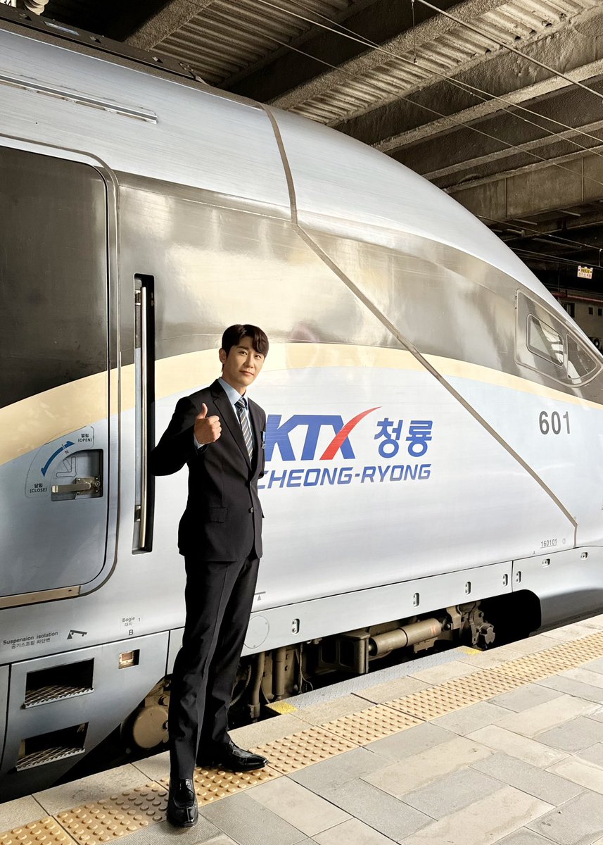 YOUNGTAK_ABYSS's tweet photo. [📸]

🚝BEHIND💙

#영탁 #YOUNGTAK
#코레일 #KORAIL #KTX https://t.co/D6cIS4kRdW