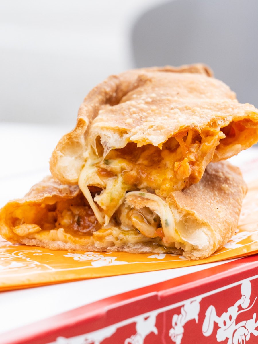 フライドピザ（チキン＆モッツァレッラ）！東京ディズニーシー