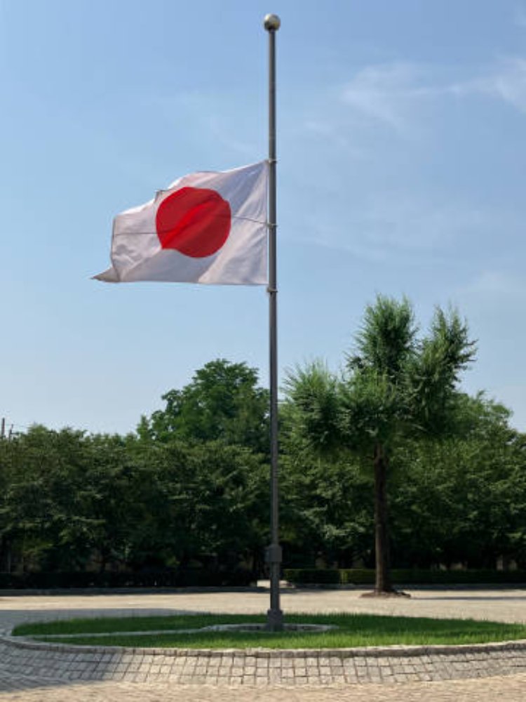 日本驻华大使馆消息：惊闻胡友平女士经抢救无效不幸离世，我馆深感痛惜。胡友平女士以一己之力从歹徒手中保护了无辜的妇幼，相信她的勇气与善良也代表了广大中国民众。我们在此向胡女士的大义之举致敬，愿胡女士安息。
#勇救日本母子的中国女子去世 https://t.co/JkezjxIyKz