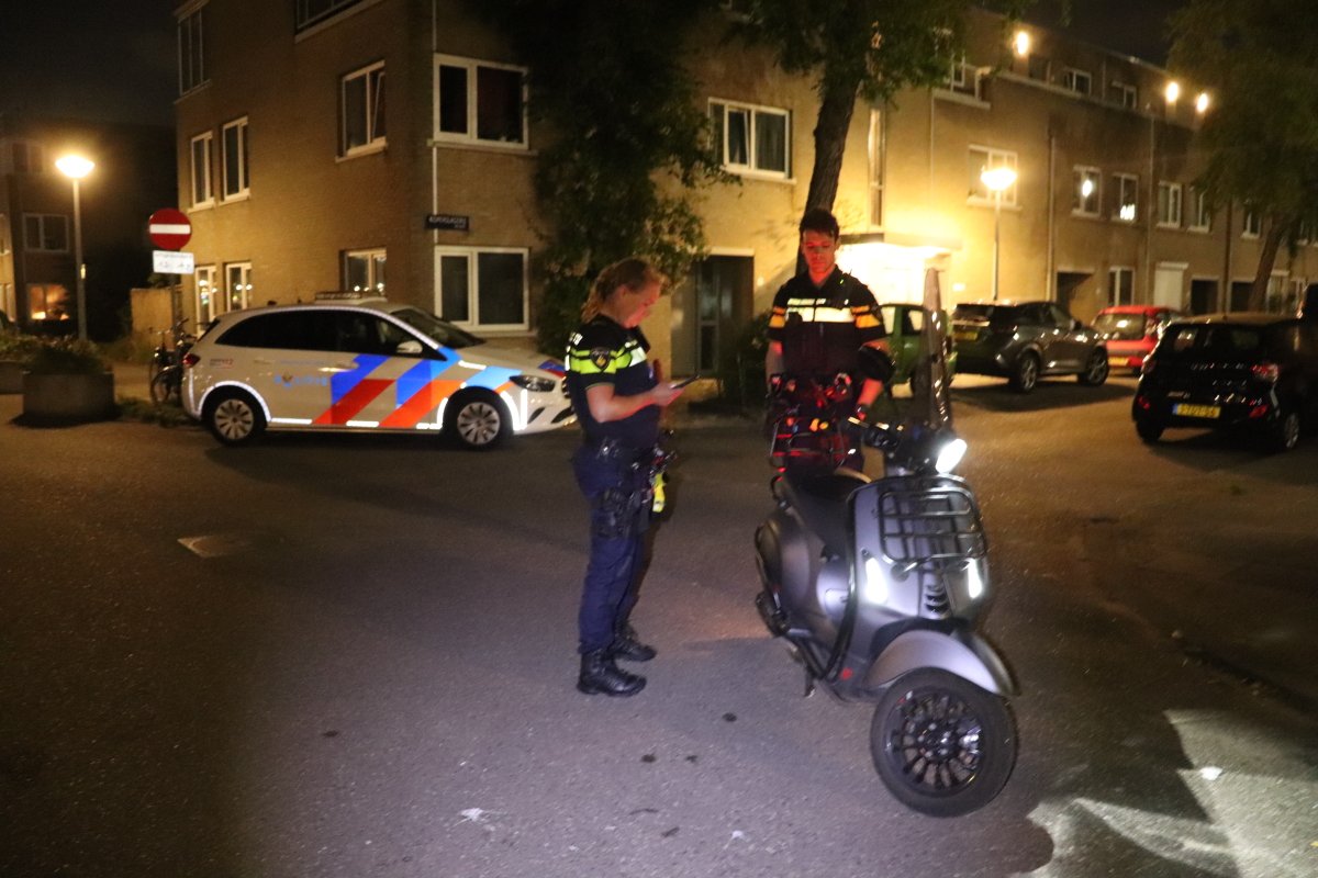 martindamen58's tweet photo. #Amsterdam-Noord #IJ-plein/Vogelbuurt. #Achtervolging vanaf Buiksloterweg pont Noord/CS van een best zonder #valhelm op Vespa #snorscooter eindigt op Noordwal thv Koperslagerij. Best negeerde om 03.00 uur een stopteken van de #politie. Vespa scooter bleek gestolen best gevlucht. https://t.co/vxcGmEnHTA