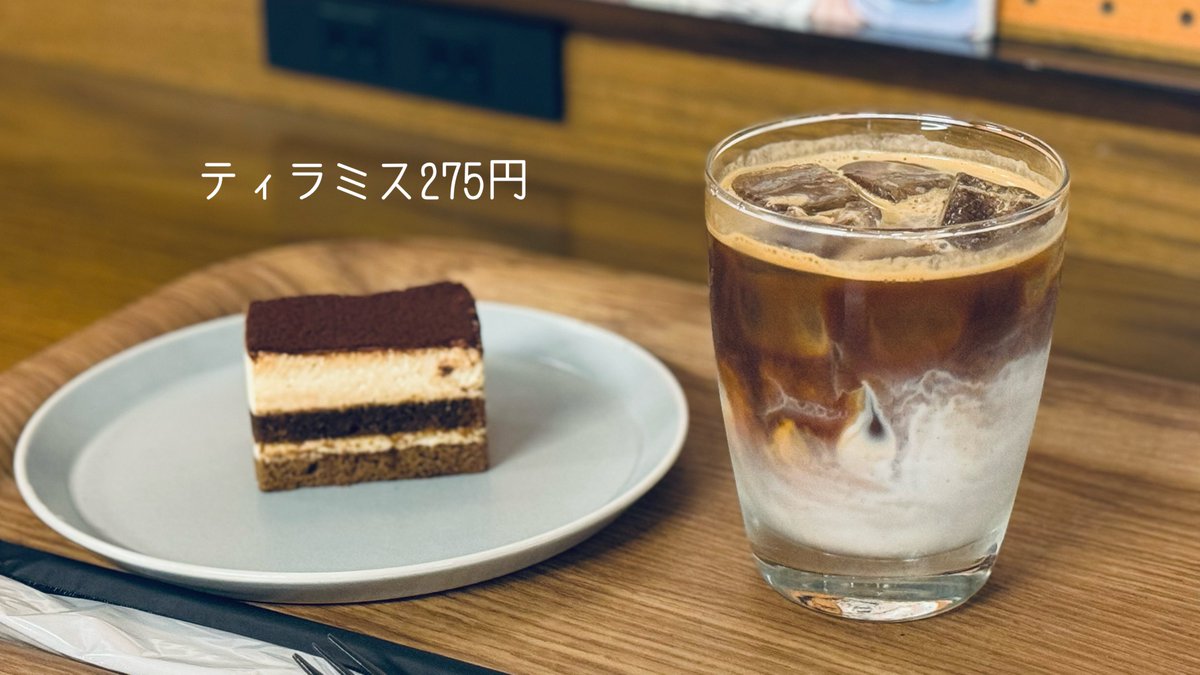ore_ikitai's tweet photo. マジ知ってほしいけど、福岡のブックホテルが最高……本が読み放題のお洒落カフェ併設で、なんと24時以降は宿泊者専用カフェに……深夜にティラミス食べながら本を���む時間が激エモ……福岡はご飯が安くて美味くてマジ最高なんよ…🥺 https://t.co/uCdknRZIJb