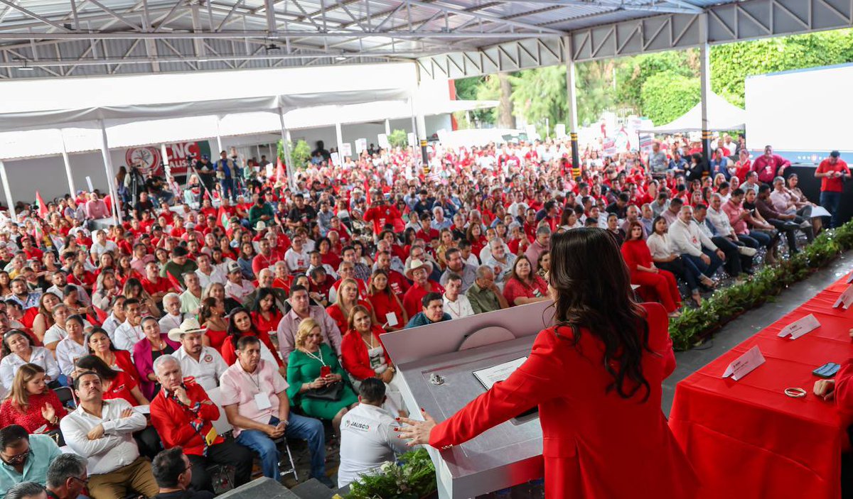 LauHaro's tweet photo. Concluimos nuestra asamblea estatal del @PRIJALOFICIAL, con la casa a reventar y una militancia que no abandona.

Banda, caballos, elotes y mucha alegría por ser priistas. ¡Muchas gracias por ser parte de esta familia!

¡Que viva por siempre el PRI! 🟢⚪️🔴
@PRI_Nacional https://t.co/eksAHpUQsh