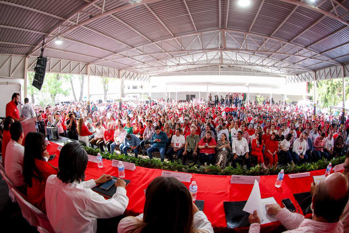 LauHaro's tweet photo. Concluimos nuestra asamblea estatal del @PRIJALOFICIAL, con la casa a reventar y una militancia que no abandona.

Banda, caballos, elotes y mucha alegría por ser priistas. ¡Muchas gracias por ser parte de esta familia!

¡Que viva por siempre el PRI! 🟢⚪️🔴
@PRI_Nacional https://t.co/eksAHpUQsh