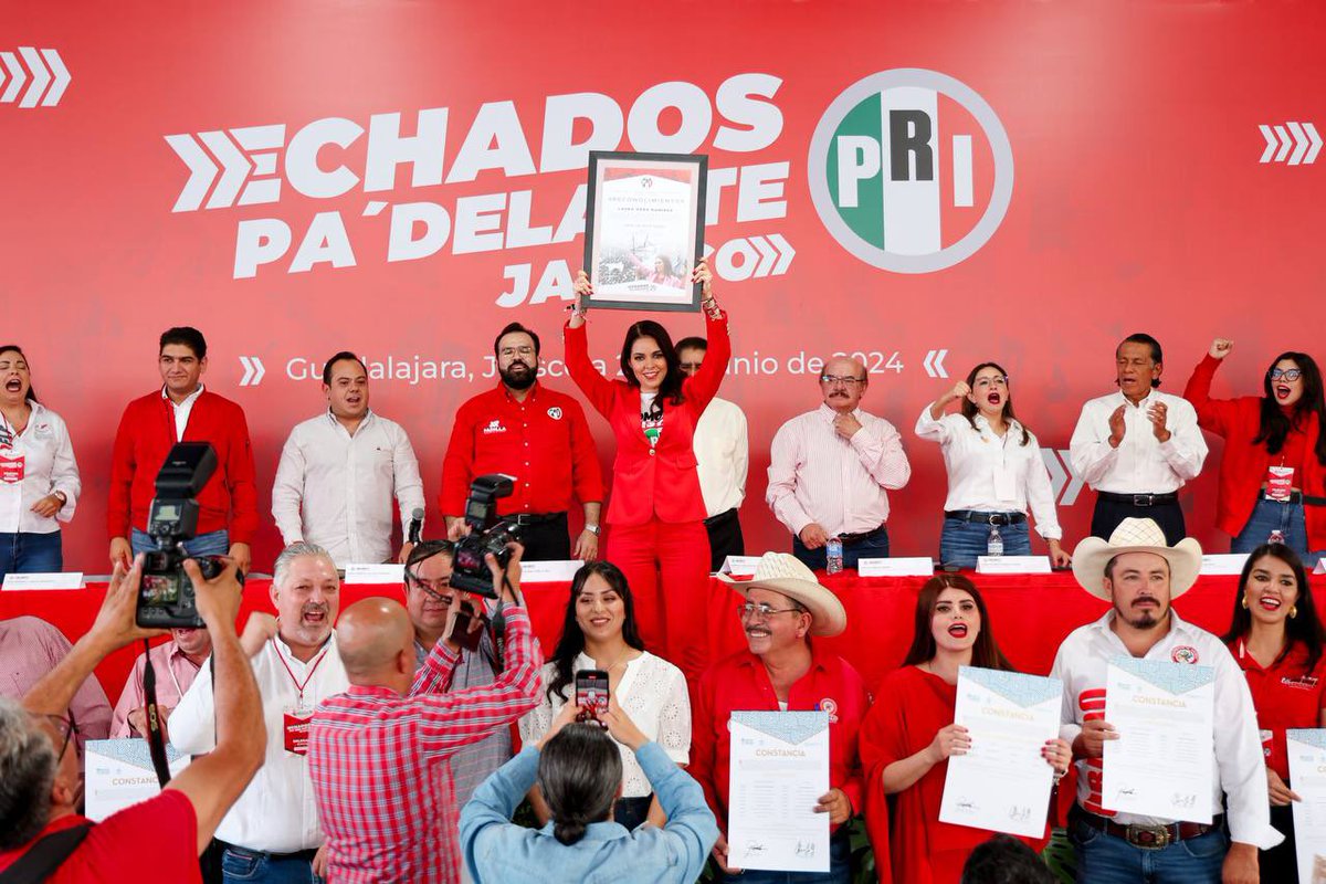 LauHaro's tweet photo. Concluimos nuestra asamblea estatal del @PRIJALOFICIAL, con la casa a reventar y una militancia que no abandona.

Banda, caballos, elotes y mucha alegría por ser priistas. ¡Muchas gracias por ser parte de esta familia!

¡Que viva por siempre el PRI! 🟢⚪️🔴
@PRI_Nacional https://t.co/eksAHpUQsh