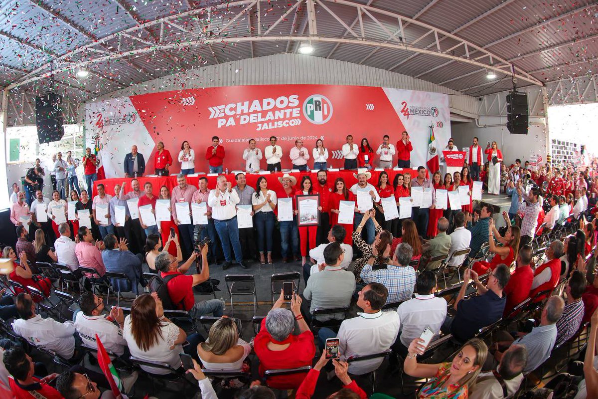 LauHaro's tweet photo. Concluimos nuestra asamblea estatal del @PRIJALOFICIAL, con la casa a reventar y una militancia que no abandona.

Banda, caballos, elotes y mucha alegría por ser priistas. ¡Muchas gracias por ser parte de esta familia!

¡Que viva por siempre el PRI! 🟢⚪️🔴
@PRI_Nacional https://t.co/eksAHpUQsh