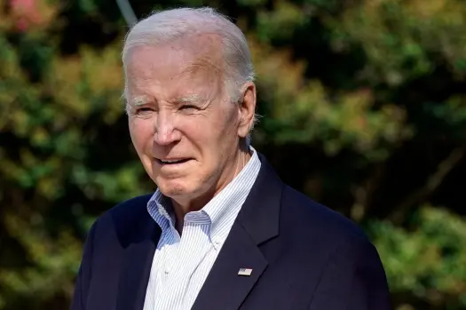 USMiniTru's tweet photo. 🚨BREAKING: Now that President Biden is behind closed doors, aides are reporting that he had begun reciting The Canterbury Tales from memory and is now elaborating on String Theory in 6 languages.