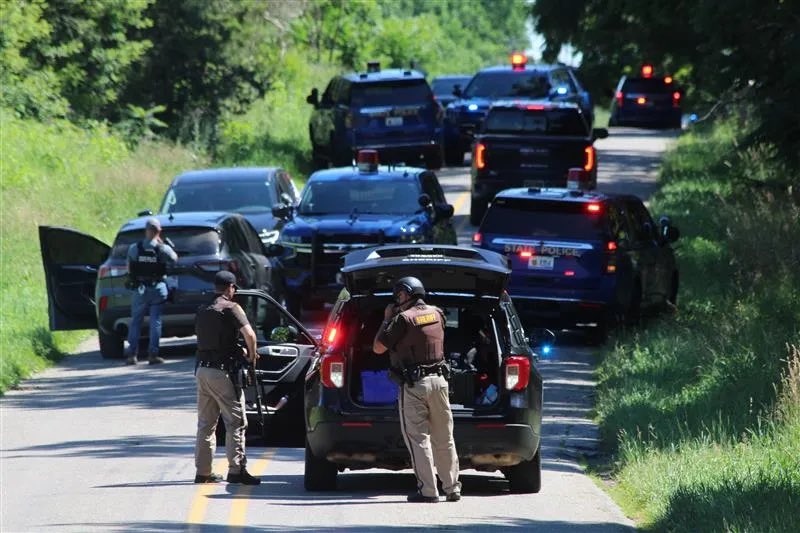 cmurrayHDN's tweet photo. A sheriff’s deputy (and a good friend of mine) was shot and killed in the line of duty today. The suspect was killed hours later after firing at more officers. Crappy day all around. https://t.co/WgSDcF03Po