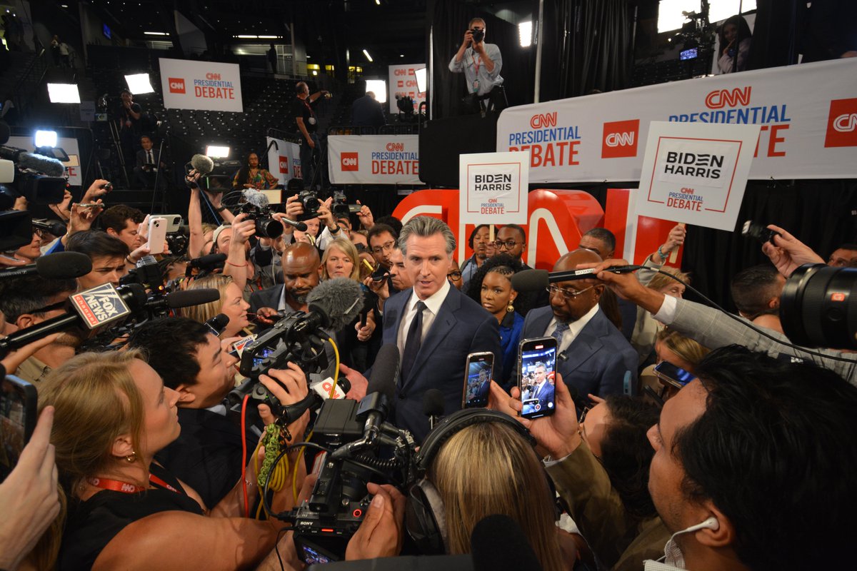 討論会後のSpin Room、両陣営は対照的な空気に包まれた。
バイデン陣営ではニューサム知事に「バイデンと交代して出馬しないのか？」と質問が飛び、騒然としたまま短く取材が打ち切られた。記者も殺到して揉みくちゃ。
トランプ陣営は「強さをみせた」と誇り、最後の1人まで記者の質問に応じている。