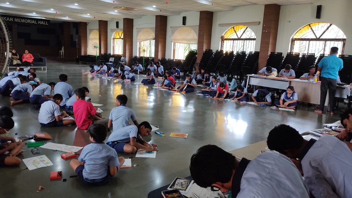 KarneRupali's tweet photo. Spending time with the amazing students  was truly inspiring. Their creativity in the drawing competition deeply impressed me, &amp; interacting with them made my day special.  🌟🖍️🌱 #SpecialDay  #CreativityUnleashed  #TreePlantation #SwachhataPakhawada #MakingADifference https://t.co/KyxY0nIGC2
