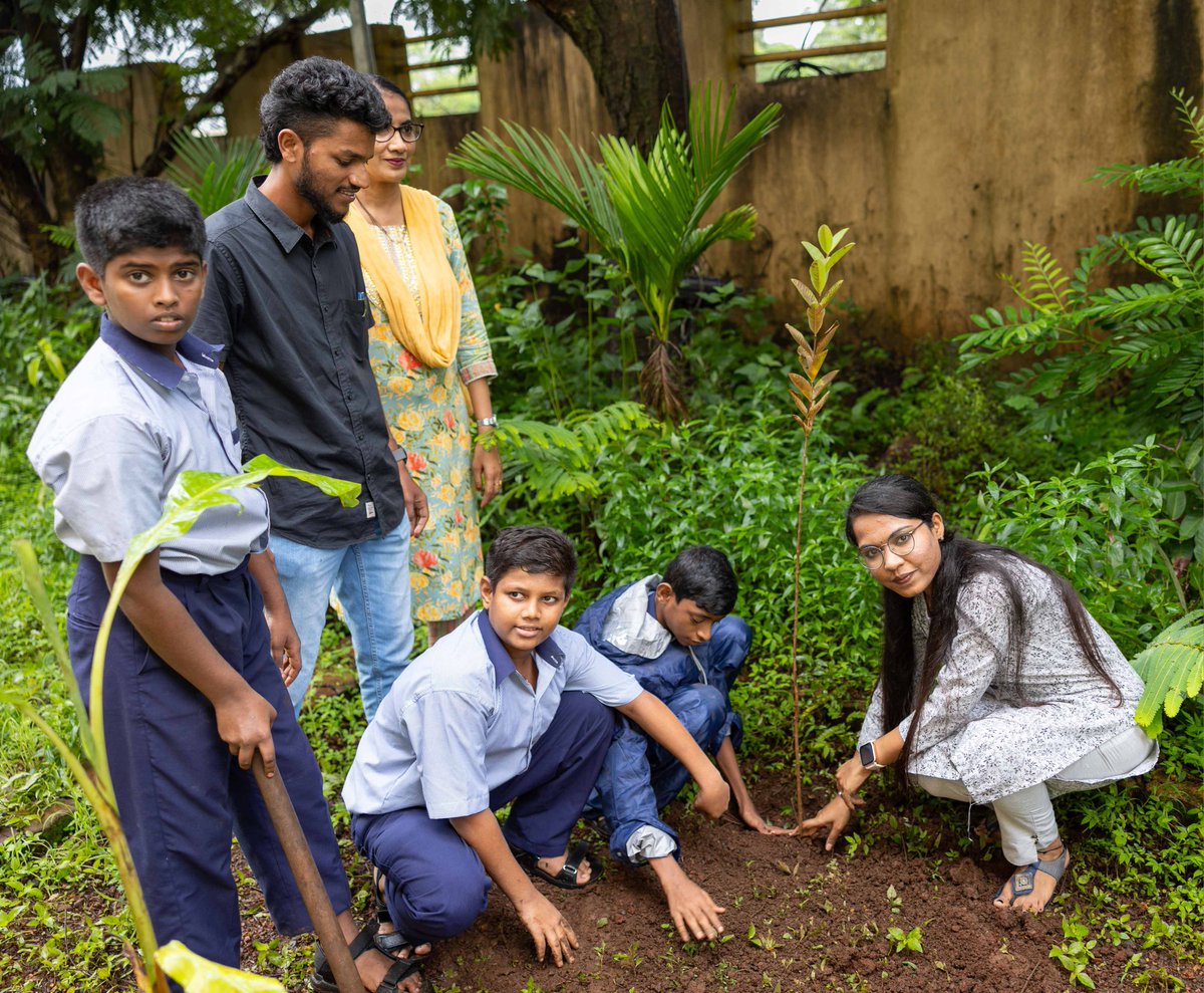 KarneRupali's tweet photo. Spending time with the amazing students  was truly inspiring. Their creativity in the drawing competition deeply impressed me, &amp; interacting with them made my day special.  🌟🖍️🌱 #SpecialDay  #CreativityUnleashed  #TreePlantation #SwachhataPakhawada #MakingADifference https://t.co/KyxY0nIGC2