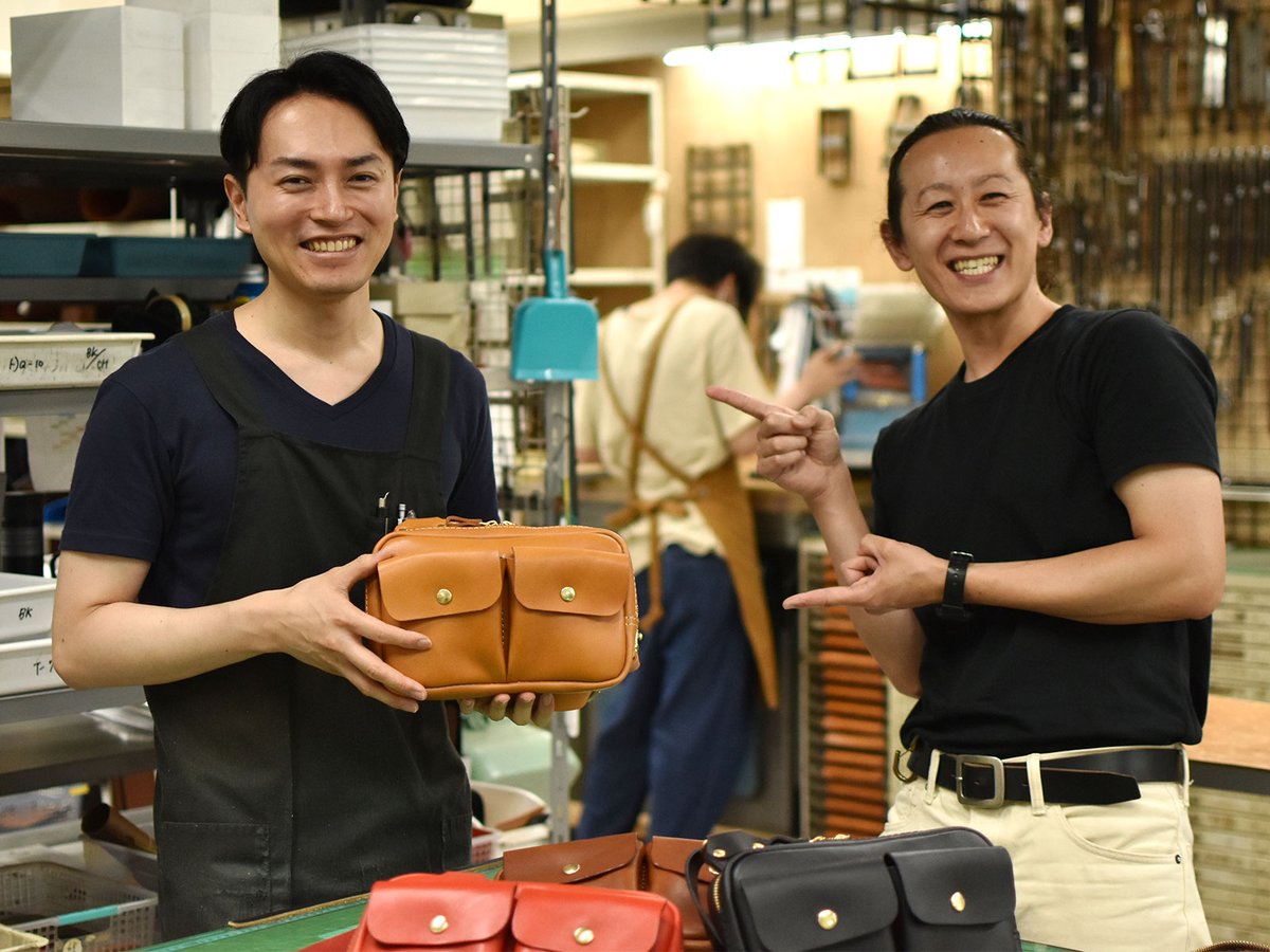 先日、新作になりましたチェストバッグ(F-10)の作り手（髙山）に
