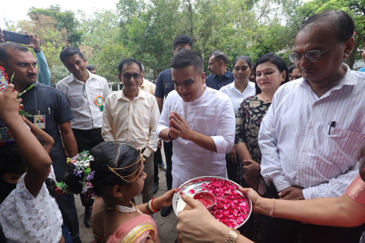 sanghaviharsh's tweet photo. જ્ઞાનનું પ્રવેશદ્વાર એટલે શાળા પ્રવેશોત્સવ !

ગુજરાતના તત્કાલીન મુખ્યમંત્રી અને યશસ્વી પ્રધાનમંત્રી શ્રી નરેન્દ્રભાઈ મોદી સાહેબના નેતૃત્વમાં શરૂ થયેલા વિદ્યા અભિયાનના વિશેષ કાર્યક્રમ " શાળા પ્રવેશોત્સવ અને કન્યા કેળવણી મહોત્સવ - ૨૦૨૪ " અંતર્ગત કવિ શ્રી પ્રેમાનંદ પ્રાથમિક શાળા, સુરત ખાતે વિદ્યાર્થીઓને આવકારીને વિદ્યારંભ કરાવ્યો.