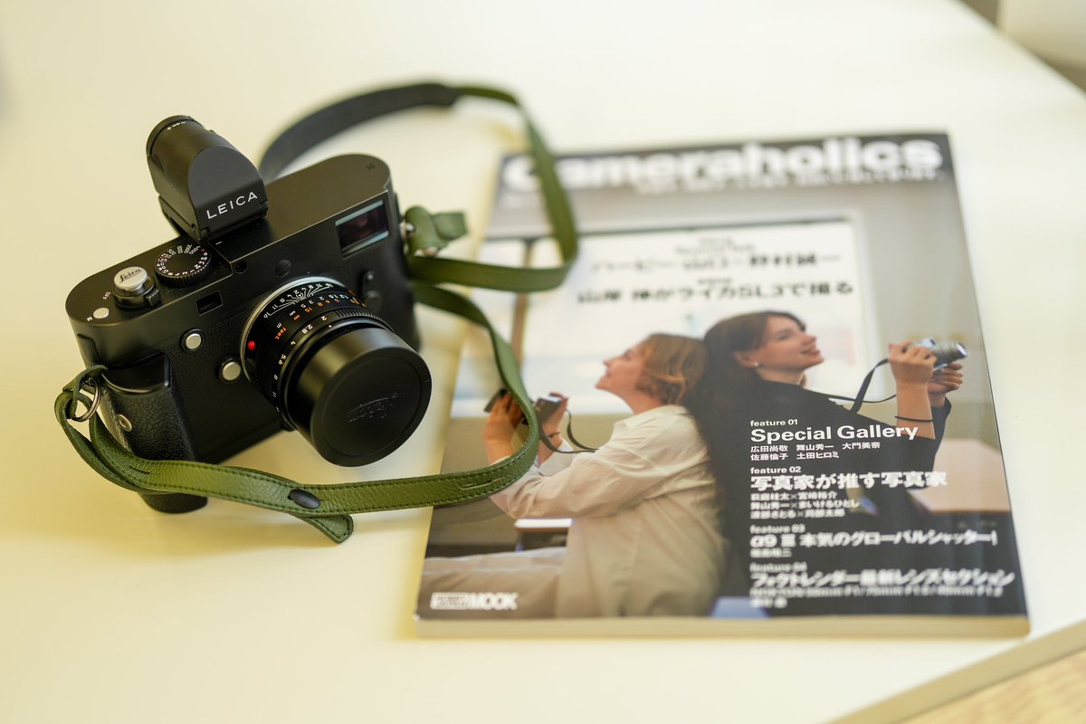 ariyasu0315's tweet photo. 「Cameraholics Vol.11」発売中です♪
今回の写真とエッセイは街の声をテーマにしました🚲🌆
⁡
ある夏の日の出来事も交えて書きました😌
情景が浮かぶような音楽
音が聞こえるような写真
表現の世界は繋がってて面白いです✨
是非ご覧下さい🙌
⁡
#曇りのち時々晴れ #Leica #カメラホリック #Cameraholics