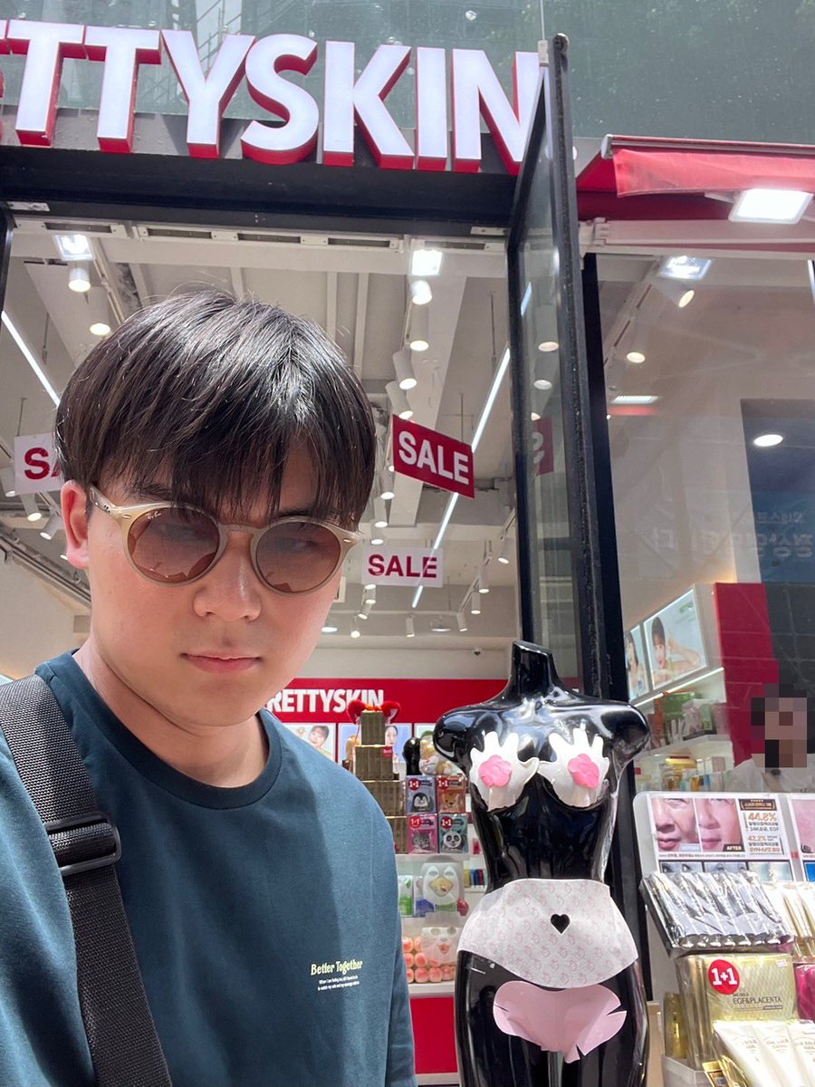 entoh___'s tweet photo. // ゲスト紹介 //

便サン坊や
　
◾︎ 明治大学お笑いサークル木曜会Z
◾︎ 平畠(DonDokoDon)

大きなモニターを持参し、客席に膨らんだ期待を毎度超えてくるすごい先輩。モニターを担いで電車に乗る姿は見るからに重くて苦しそう。優先席に座らせるべきだ。（鈴木） https://t.co/kkwBChpHaj