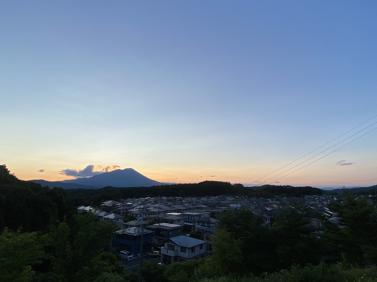 region_partner's tweet photo. 昨日夕方の写真ですが…
大好きなみはらしの丘からの岩手山と夕焼け空をお届けします🏔️✨
今日もあと少し！
頑張りましょう〜💪💛

#岩手山
#岩手県
#盛岡市
#夕焼け
#イマソラ
#カコソラ
#岩手
#盛岡
#絶景 
#みはらしの丘 https://t.co/skA6sPGgeb