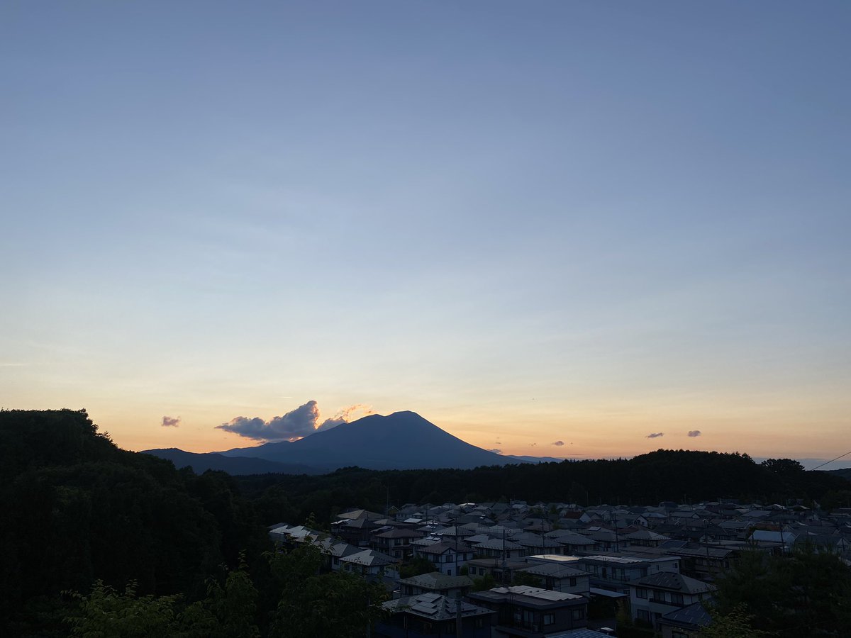 region_partner's tweet photo. 昨日夕方の写真ですが…
大好きなみはらしの丘からの岩手山と夕焼け空をお届けします🏔️✨
今日もあと少し！
頑張りましょう〜💪💛

#岩手山
#岩手県
#盛岡市
#夕焼け
#イマソラ
#カコソラ
#岩手
#盛岡
#絶景 
#みはらしの丘 https://t.co/skA6sPGgeb