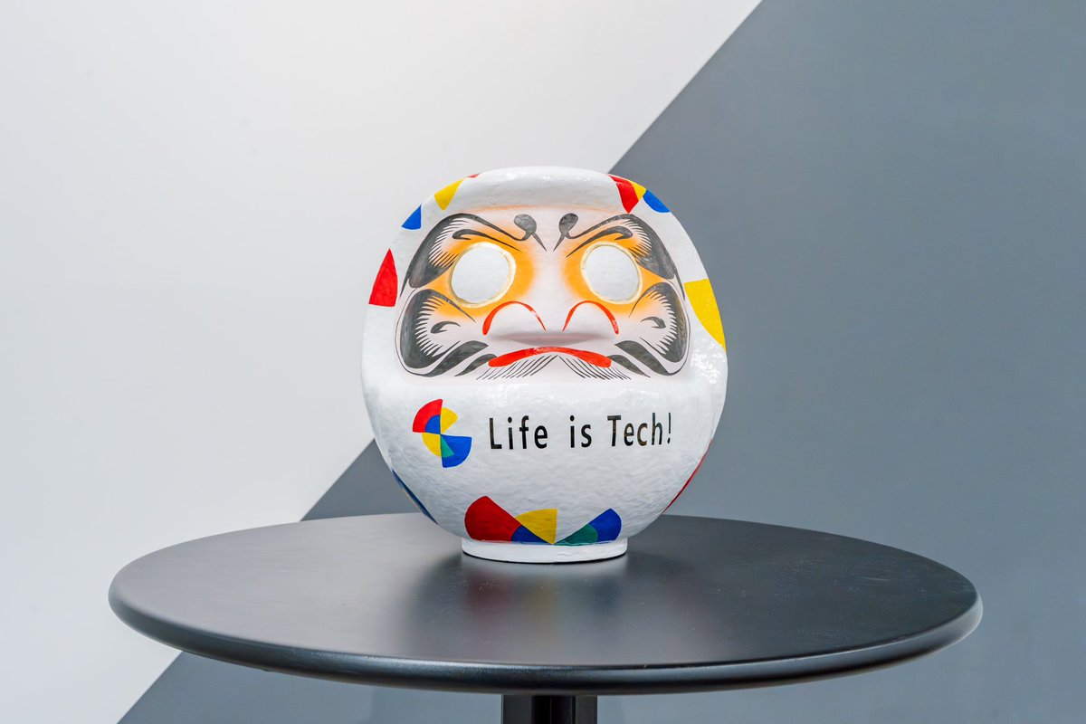 ppfumiko's tweet photo. Life is Tech!さんの新ロゴ発表に際して、カイシャダルマをお作りしました🔥
会社の大切な節目に選んで頂き光栄です！
(会場でも大人気で良かった。。。！) https://t.co/FBhKHJBZrW