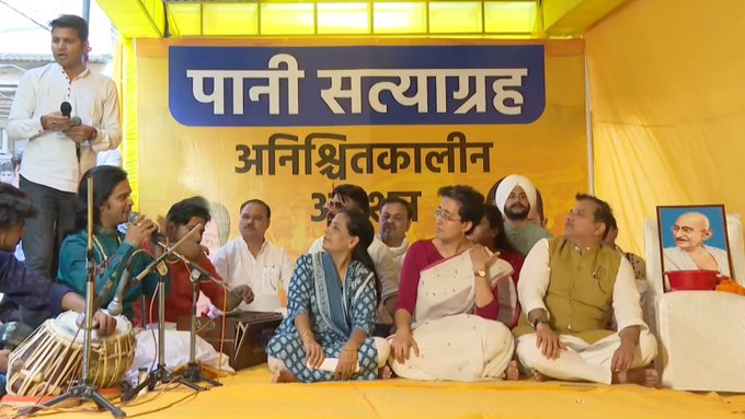 ajay_vijay1's tweet image. दिल्ली एयरपोर्ट टर्मिनल 1 पर चार लोग गंभीर रूप से घायल, छत गिर गया। छत गिरने से कार का कचूमर बन गया।

#Terminal1 #Delhiairport #Delhirains #HeavyRain