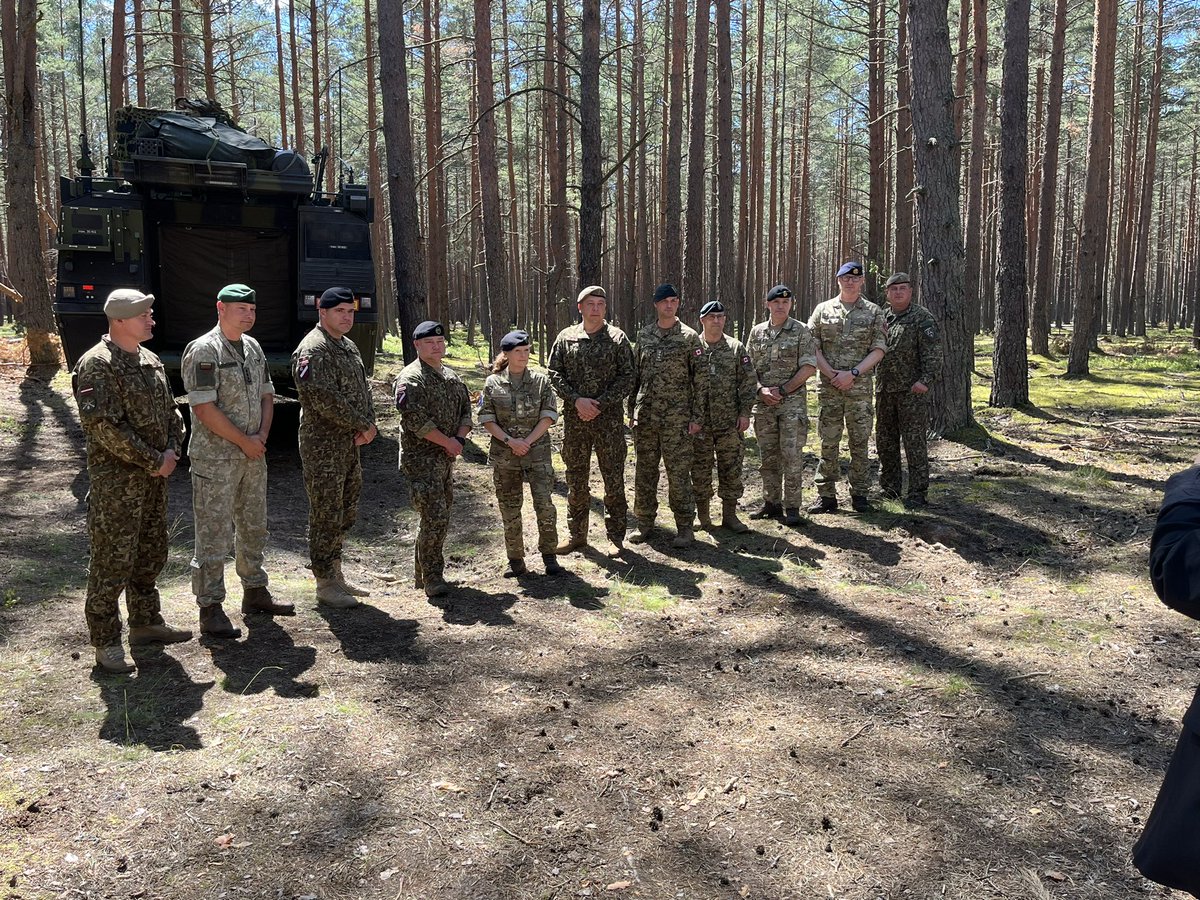 DkDefatBaltic's tweet photo. 27. June Commander multinational division north 🇱🇻🇩🇰Major General Jette Albinus and Brigadier General Anders Olsen  commander Danish 1. Brigade sign affiliation agreement 🇩🇰
Together they met with the brigade commanders of the other BDE 🇱🇻🇱🇹🇨🇦assigned to MND N #NATO https://t.co/l2W1GI9iTS