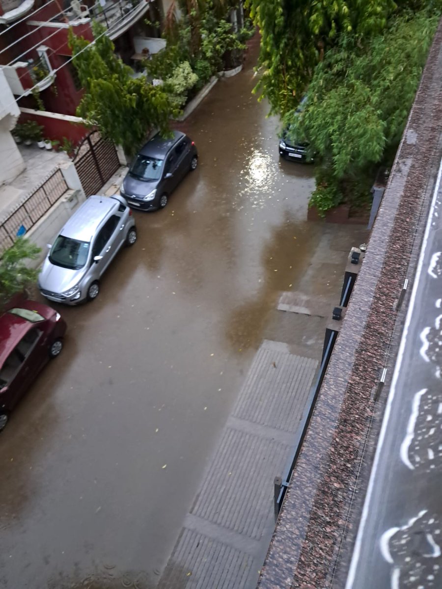 ashwanid's tweet photo. @DEEPAKKAHUJA @OfficialGMDA @MunCorpGurugram Waterlogged South City 1 -
Central Avenue,  A, C, market , Gurudwara I and N block severely affected. No disilting done in most areas for 3-4 years. https://t.co/JMHGfp4hva