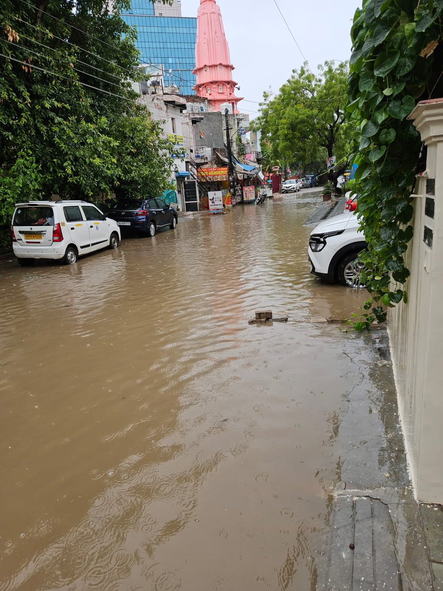 ashwanid's tweet photo. @DEEPAKKAHUJA @OfficialGMDA @MunCorpGurugram Waterlogged South City 1 -
Central Avenue,  A, C, market , Gurudwara I and N block severely affected. No disilting done in most areas for 3-4 years. https://t.co/JMHGfp4hva