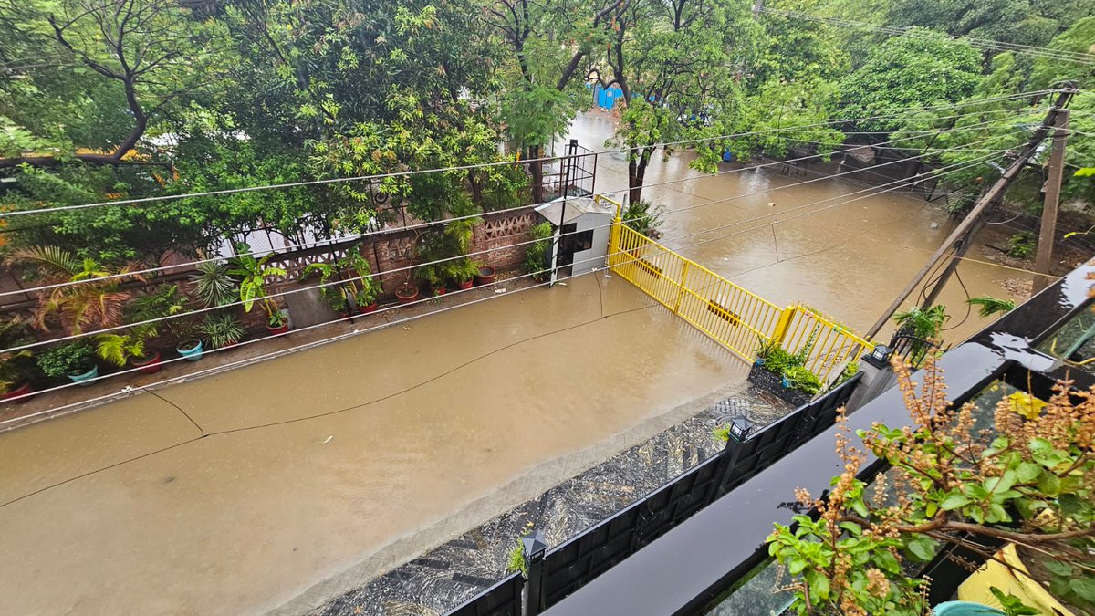 ashwanid's tweet photo. @DEEPAKKAHUJA @OfficialGMDA @MunCorpGurugram Waterlogged South City 1 -
Central Avenue,  A, C, market , Gurudwara I and N block severely affected. No disilting done in most areas for 3-4 years. https://t.co/JMHGfp4hva