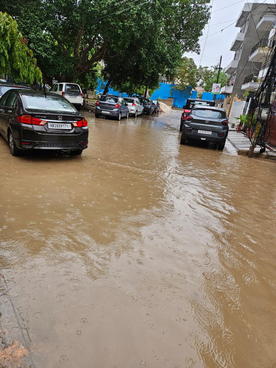 ashwanid's tweet photo. @DEEPAKKAHUJA @OfficialGMDA @MunCorpGurugram Waterlogged South City 1 -
Central Avenue,  A, C, market , Gurudwara I and N block severely affected. No disilting done in most areas for 3-4 years. https://t.co/JMHGfp4hva