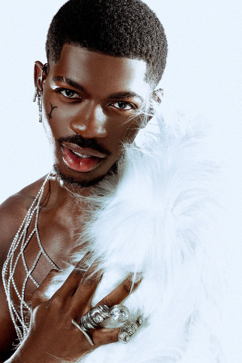 HERE WE GO!
OUT NOW!!!!!🛩️🛩️🛩️💨💨💨

lilnasx.lnk.to/HereWeGo