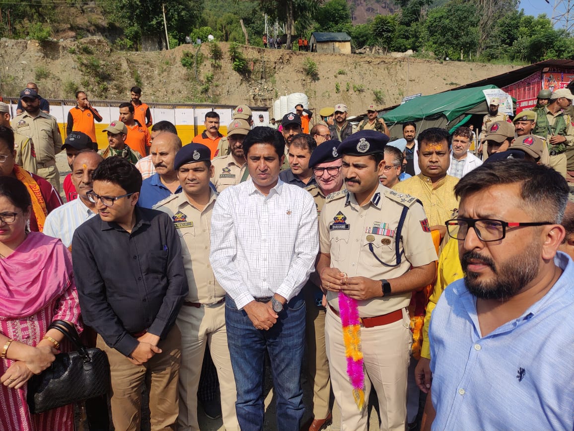 dcramban's tweet photo. #ShriAmarnathJiYatra2024
Dist. Admin Ramban recieving revered Yatris, extending hearty welcome &amp; wishing their holy journey be safe, successful, &amp; spiritually enriching. May Lord Shiva's blessings be with them always @OfficeOfLGJandK @Divcomjammu @BaseerUlHaqIAS @diprjk @ANI https://t.co/rvFVkA8h46