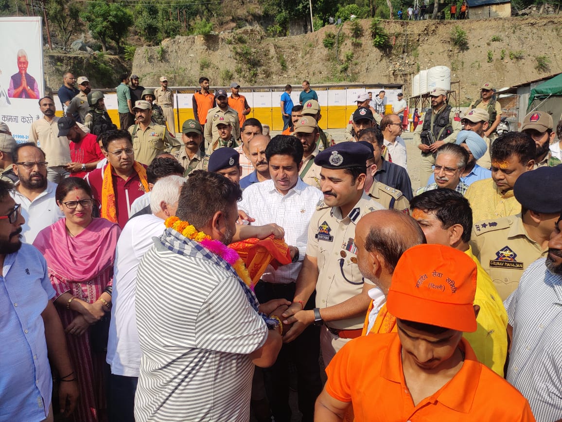 dcramban's tweet photo. #ShriAmarnathJiYatra2024
Dist. Admin Ramban recieving revered Yatris, extending hearty welcome &amp; wishing their holy journey be safe, successful, &amp; spiritually enriching. May Lord Shiva's blessings be with them always @OfficeOfLGJandK @Divcomjammu @BaseerUlHaqIAS @diprjk @ANI https://t.co/rvFVkA8h46