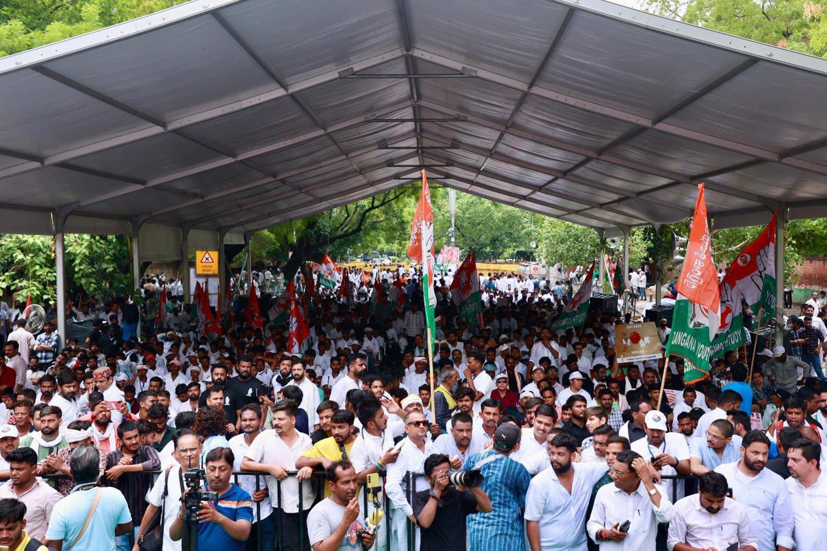 LaxmanSinghINC's tweet photo. 24 लाख छात्रों के साथ खिलवाड़ करने वाली इस लीक सरकार के विरुद्ध दिल्ली में युवा कांग्रेस द्वारा आयोजित "संसद घेराव" में जालोर से युवा साथियों के साथ शिरकत की.

@INCIndia @IYC @srinivasiyc https://t.co/wgpbyXKCOC