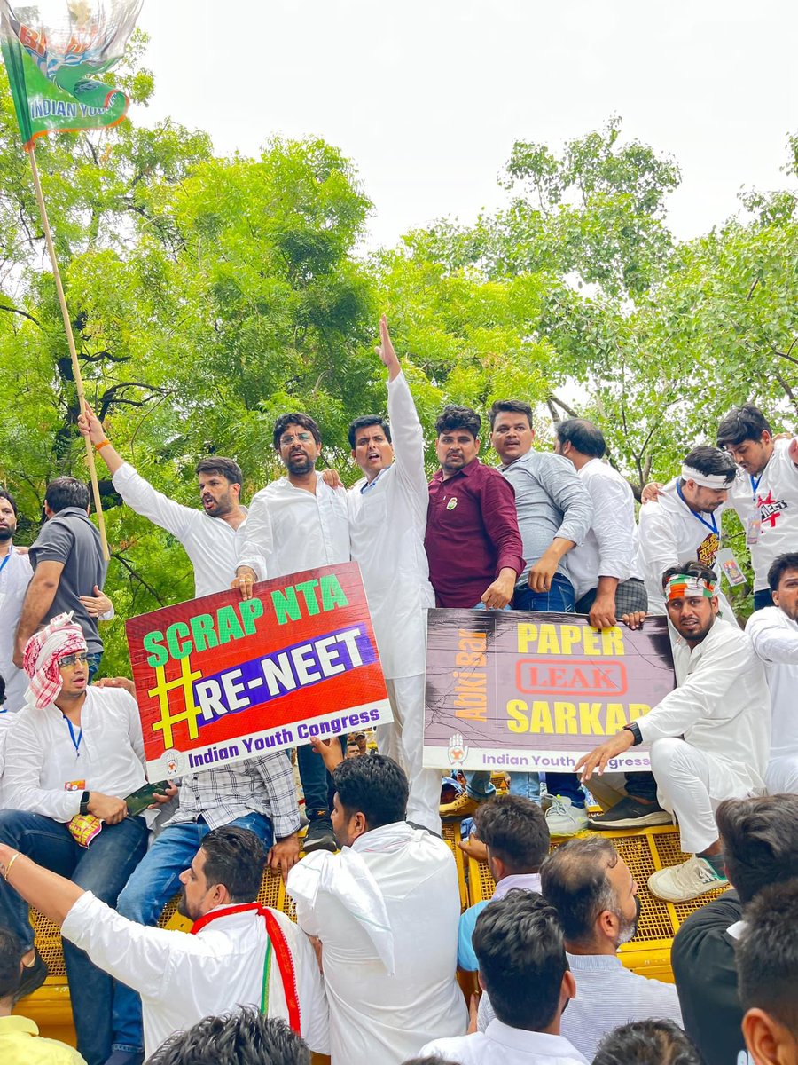 LaxmanSinghINC's tweet photo. 24 लाख छात्रों के साथ खिलवाड़ करने वाली इस लीक सरकार के विरुद्ध दिल्ली में युवा कांग्रेस द्वारा आयोजित "संसद घेराव" में जालोर से युवा साथियों के साथ शिरकत की.

@INCIndia @IYC @srinivasiyc https://t.co/wgpbyXKCOC