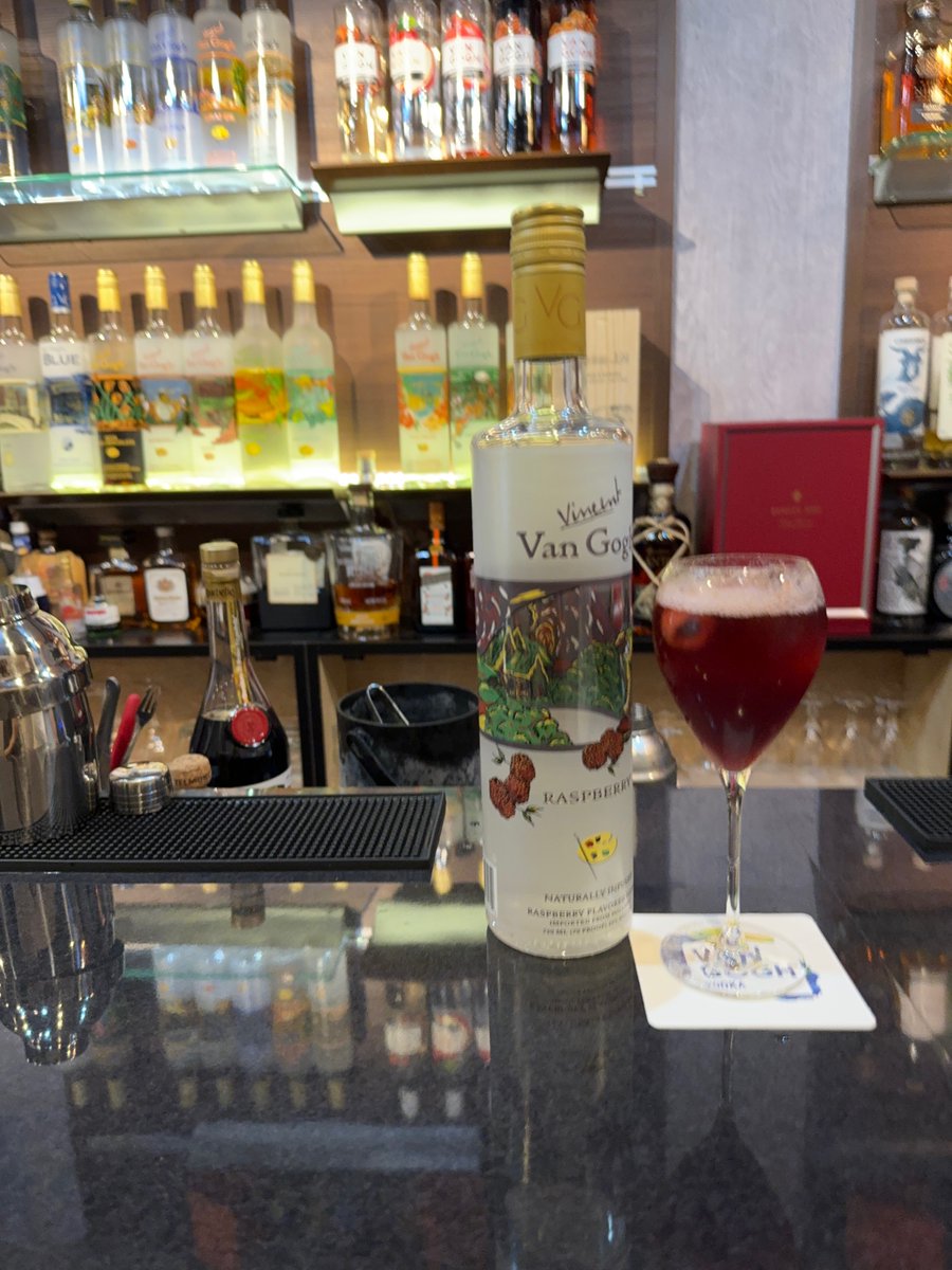 VanGogh_VODKA's tweet photo. ポスト印象派ウォッカ Van Gogh Vodkaを愛する世界のヴァンゴッホ・ウォッカ・マニアの皆さま。
新宿のVan Gogh Vodka 缶詰Bar一丁目が、いよいよ明日29日(土)で閉店となります。
本日28日は、予約で席が埋まっております。
できるだけ多くの方に楽しんでいただきたいのですが、ご来店のお時間によっては、立ち飲みとなることをご容赦願います。
なお、最終日となる明日は、15時から開店いたします。
残り2日となりましたが、Van Gogh Vodka 缶詰Bar一丁目をどうぞよろしくお願いします。
■Van Gogh Vodka 缶詰Bar一丁目
住所:東京都新宿区西新宿 1-13-12 西新宿昭和ビルB1F
アクセス:新宿駅西口徒歩2分
※新宿郵便局のお向かいのビルの地下一階です。
Open 18:00-23:00 / 日・祝休
※Photoはカシス&ラズベリー・ウォッカです。