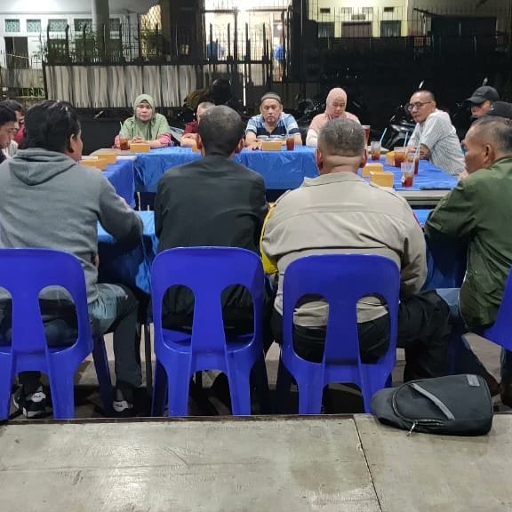 POLSEKPALMERAH_'s tweet photo. Minggu Kasih di RW :07, kelurahan kota bambu Utara dalam rangka pencegahan dan penanganan tawuran antara warga RW :07 kelurahan kota bambu Utara dengan warga Sanif kelurahan jati Pulo yang terjadi di jl kamboja raya wilayah kelurahan kota bambu Utara https://t.co/FRxVDpjgCc