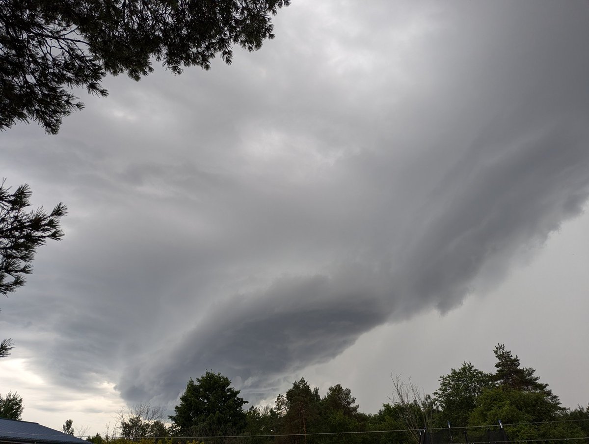 Veezar's tweet photo. Nice little front that rolled through last night in Ottawa. #onstorm https://t.co/FfhMSGUXSu