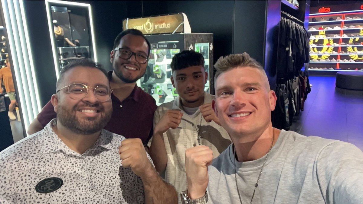 Jaranda12's tweet photo. Shout out to .@Culturekings in Vegas! Met .@theassassinbaby and .@WonderboyMMA https://t.co/g6PfQIQewS