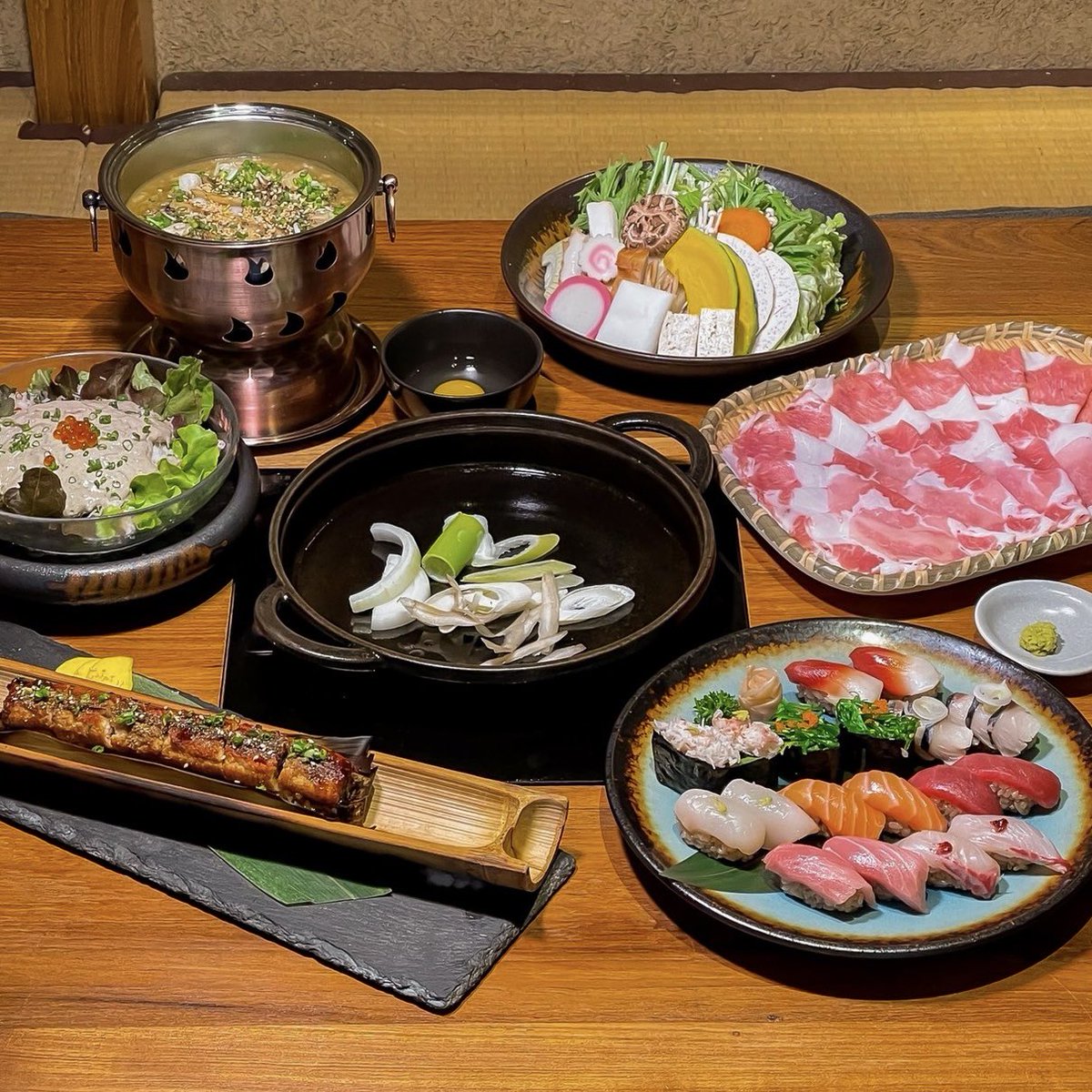 ThaNudChim's tweet photo. #ร้านอาหารญี่ปุ่นSousakuในตำนานบ้านหลังใหญ่ซอยสุขุมวิท42
 
🏡🇯🇵 ปักหมุดร้านญี่ปุ่นพรีเมียมในตำนานในบ้านเก่าสไตล์ญี่ปุ่นอย่าง Sousaku น้องเช็คอินที่สาขาสุขุมวิท 42 บ้านใหญ่มากๆๆ นางมีสาขาดั้งเดิมอยู่ที่ซอยอารีย์นะ ที่นี่เน้นการตกแต่งแบบงานคราฟท์ มาพร้อมสวน Zen ญี่ปุ่นขนาดใหญ่ น้องแว้บมาหลายรอบแล้ว บรรยากาศดีงาม มีที่นั่งหลายโซน เหมาะสำหรับสังสรรค์สุดๆ บ้านใหญ่ ที่จอดเยอะแบบสะใจ

💥🔥 ที่มาซ้ำเพราะส่วนตัวชอบมาก นางปรับรสชาติให้ถูกปาก ทั้งสุกี้ซูชิใดๆ เอาอยู่ทั้งหมด แล้ววันนี้น้องแวะมาลองเมนูไฮไลท์ออกใหม่อย่าง Abalone Porridge (750++) เป็นข้าวตุ๋นเป๋าฮื้อเสิร์ฟในหม้อมังกร ฟิวชั่นเมนูญี่ปุ่นและเกาหลีเข้าด้วยกัน เชฟจะนำน้ำซุปสูตรที่ร้านไปตุ๋นข้าว จนน้ำซุปเข้าไปในข้าว แล้วนำมาเสริฟคู่กับซอสตับเป๋าฮื้อสูตรลับ ข้นๆเจ้มจ้นๆ ท็อปด้วยเนื้อเป๋าฮื้อแบบจุใจ รสชาติแบบ Comfort Food หอม นัว กลมกล่อม ใครไม่เคยลองต้องสั่ง

ส่วนทีเด็ดที่ไม่สั่งไม่ได้ คือ 
🥘 Buta Signature Sukiyaki Set (999++) มาทุกครั้งสั่งทุกครั้ง เมนูขายดี สุกี้สไตล์คันไซ ไม่หวานไม่เค็มเกิน ในเซ็ตมีหมู Betagro 2 ถาดใหญ่กับชุดผัก ทานได้ 2-3 คน ก่อนทานจะมีพี่พนักงานมาผัดวัตถุดิบลับให้แบบหอมฉุย
🍣 Edomae Sushi (ราคาแล้วแต่ชนิดของปลา) ชอบมากๆๆ ซูชิที่นี่คือยืนหนึ่ง มาแบบดั้งเดิมเสิร์ฟเป็นคู่ ข้าวญี่ปุ่นนำเข้าตีกับน้ำส้มสายชูแดง ฟีลเดียวกับร้านโอมากาเสะเลย สั่ง Akami , Otoro มา คือสุดๆๆแล้ว

🥗🦀 นอกจากนี้ยังมีเมนูโรลปลาไหลไม้ไผ่ , สลัดมันปู , ซุปหม้อไฟต่างๆ ฯลฯ ให้เลือกสั่ง ไปจ้ะ ลุยๆๆ นางมีห้อง Private ด้วย เปิดตี้จัดงานเล็กๆได้ บ้านใหญ่ จุคนอยู่นะ

ps. นางมีให้สมัครสมาชิก 2 แบบ คือแบบปกติ กับ แบบพรีเมียมเสียเงิน น้องนั่งอ่านโปรแบบเสียเงิน คือคุ้มอยู่  ใครสมัครจะได้คูปองเงินสดเท่าค่าสมัครเลย และมาพร้อมเซ็ตคูปองส่วนลดและแถมอาหารอีกแบบใช้ไม่มีหมดไม่สิ้น เอาดีๆๆ คุ้มนะ กลับมาได้อีกหลายๆรอบ ลองดูคุณพี่

👉🏻 Sousaku สุขุมวิท 42
⏰ 12:00 - 15:00 และ 17:00 - 01:00
📱 Line official : @sousaku  
📞 082-424-2822
🚗 มีที่จอดรถ