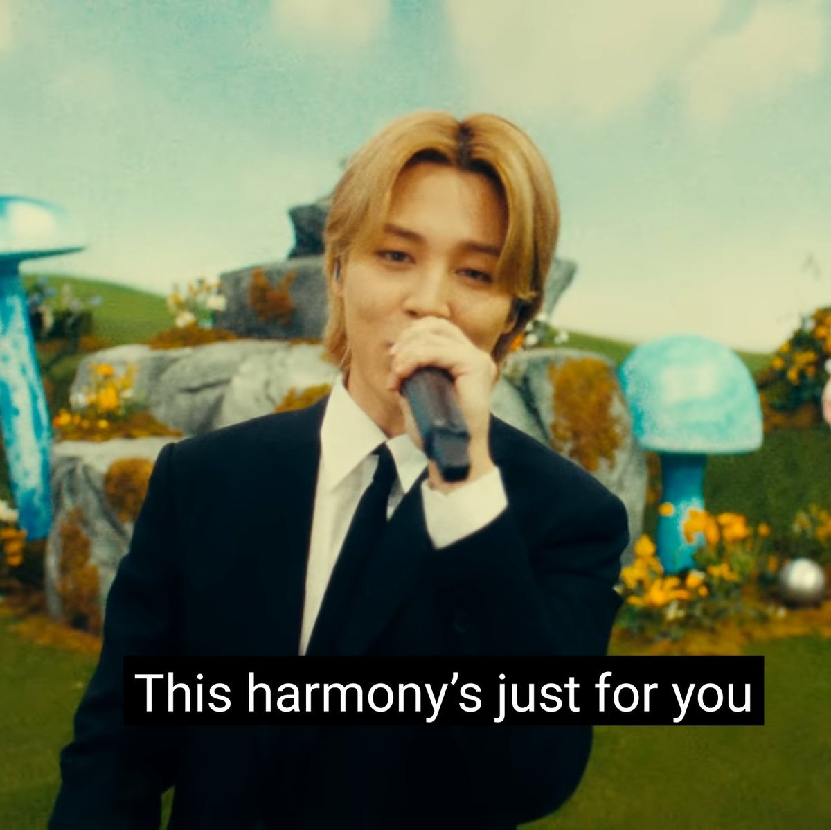 BTStranslation_'s tweet photo. NOOO THE BANGTAN HAND GESTURE 😭😭 JIMIN HAD ME CRYING RIGHT FEOM THE BEGINNING 

#Smeraldo_Garden_Marching_Band https://t.co/SPrINGjl2a