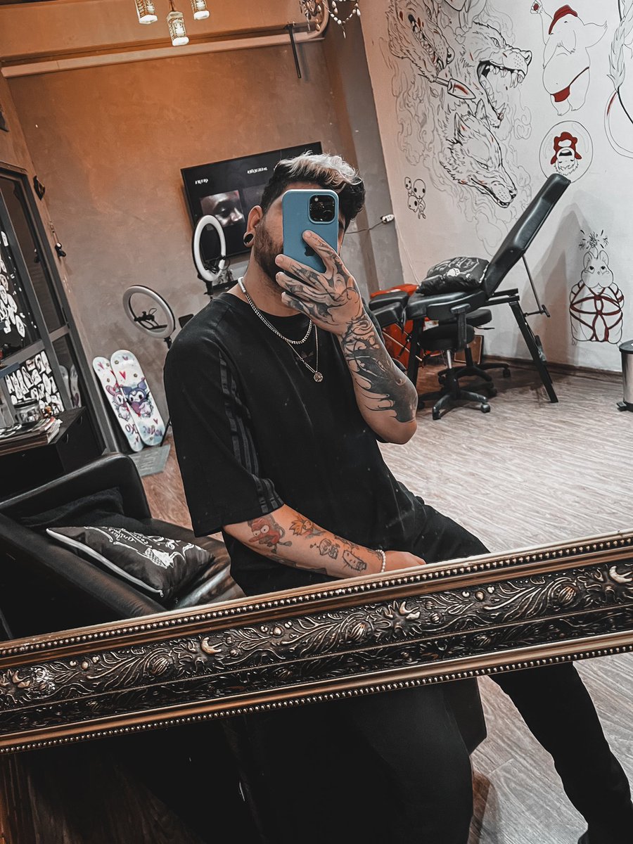 fadi_ink's tweet photo. Outro dia eu me vi perdido
Chorando por algo que outro alguém me causou
Em minha direção, veio um mano e disse
A gente nasce sozinho e morre sozinho
A gente nasce sozinho e morre sozinho
Eu não quis acreditar 🎶 https://t.co/Cgd4rT4wzU