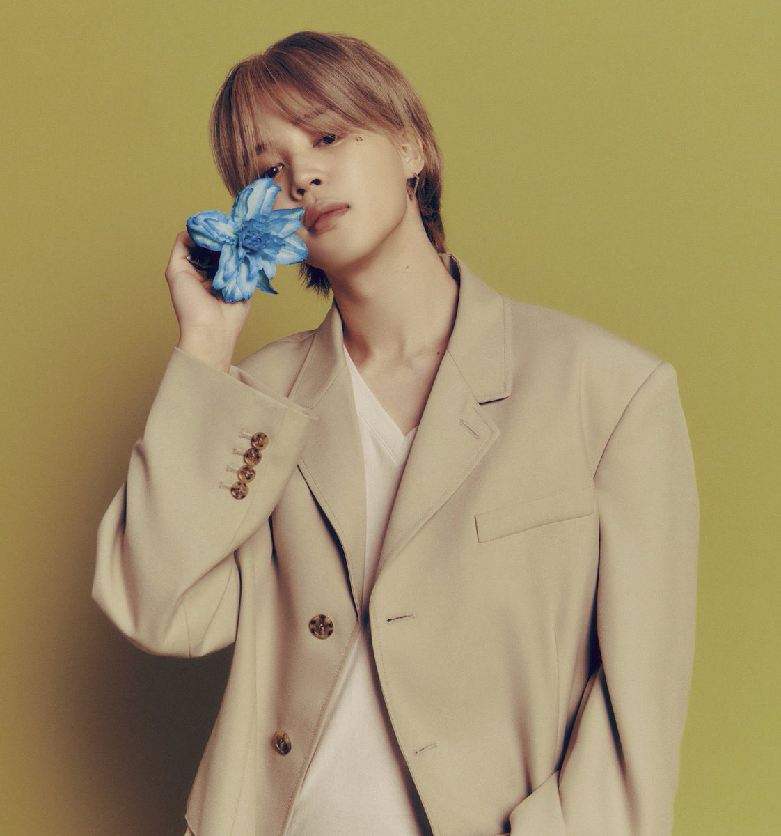 WORLDMUSICAWARD's tweet photo. #Jimin has released his hugely awaited new single ‘Smeraldo Garden Marching Band’ ft. #Loco!👏🆕🎶💥🌎🔥👑💛💙💜

🎧:https://t.co/sHP7NbLFEQ… 

#Jimin_MUSE 
SGMB OUT TODAY 
#SmeraldoGardenMarchingBand https://t.co/ON1vodVVIX