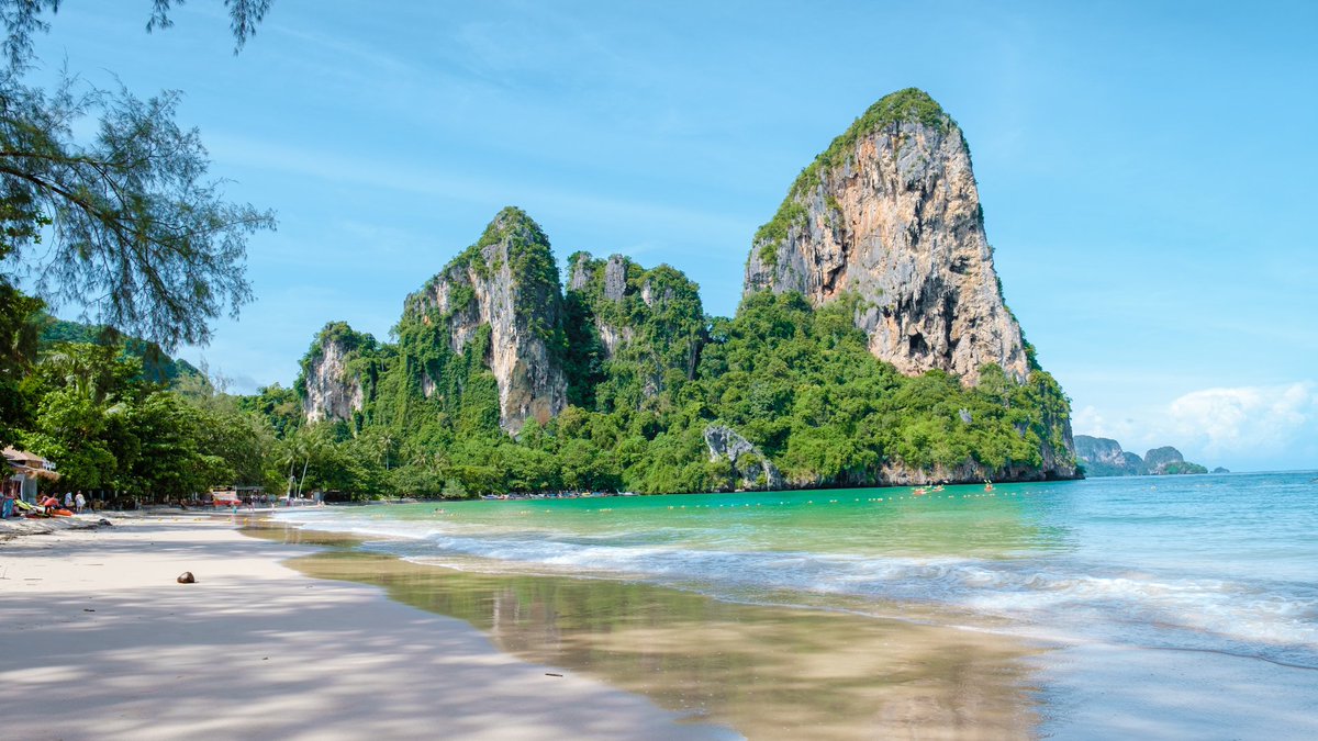 mathailande's tweet photo. 🏝️ Des milliers d'îles paradisiaques, des plages de sable fin, eaux cristallines … Difficile de choisir la plus belle plage de #Thaïlande, mais #Envols l'a fait !
Découvrez leur coup de cœur 👉 https://t.co/7E5oNkbbF7
#AmazingThailand #maThailande #YourStoriesNeverEnd https://t.co/0g6UA1HTjI