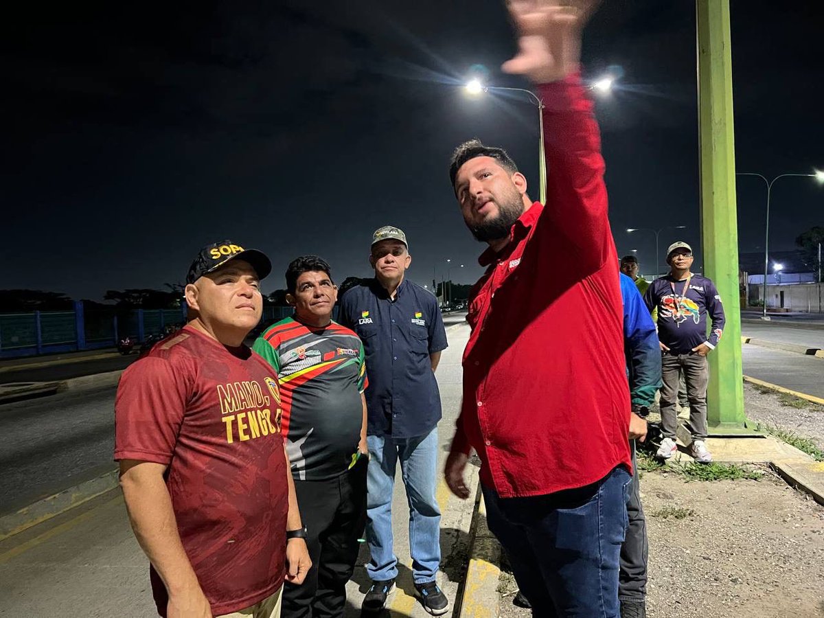 AdolfoP_Oficial's tweet photo. #28Jun Pasé revista a los trabajos de iluminación que estamos realizando en la avenida Florencio Jiménez en conjunto con Corpoelec. El equipo de la @secretariaopsv y @larabellays se encuentran desplegados atendiendo los sectores y avenidas de Lara. https://t.co/oNzFILmzuA
